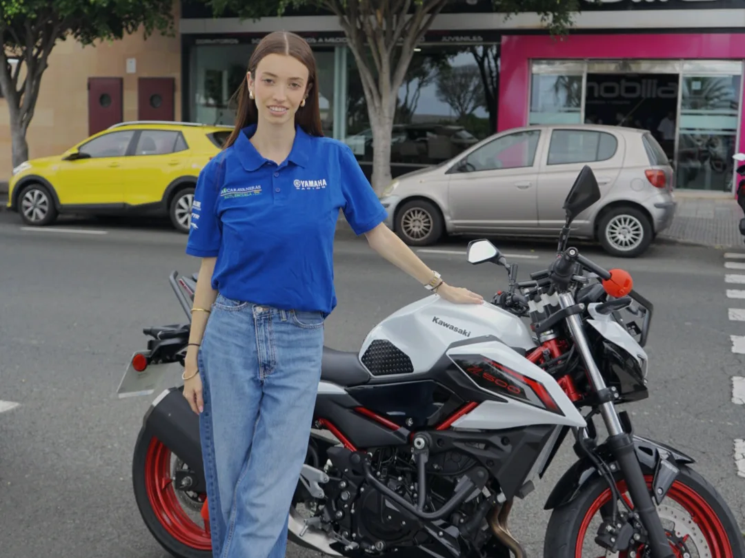 Profesora de Autoescuela Alcaravaneras junto a la moto de prácticas del permiso A2