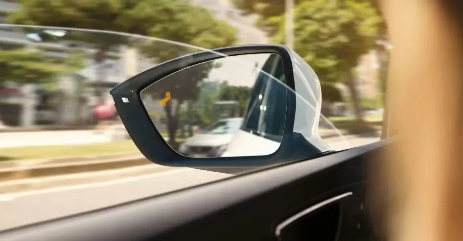 Aviso del detector de ángulo muerto en el retrovisor exterior de un coche