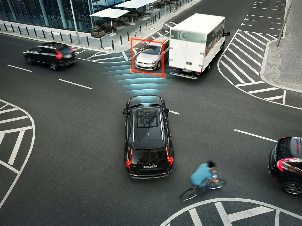 Coche que detecta a otro vehículo delante con el sistema de frenado automático de emergencia